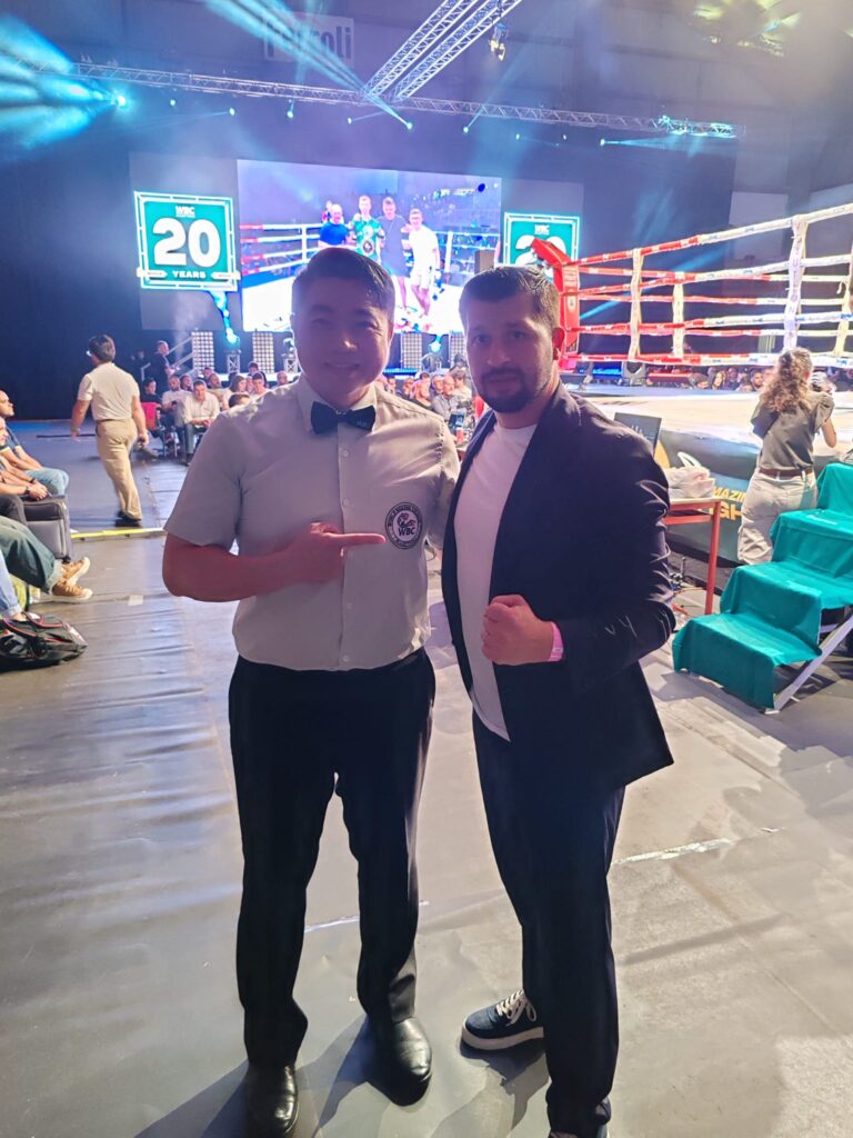 Pe 12 octombrie, la PALAFERROLI ARENA din San Bonifacio, Verona, este programată o seară extraordinară de acțiune MuayThai de elită.

În evenimentul principal al galei Amazing MuayThai Fight Night, se anunță o confruntare electrizantă: Yodpt Petchrungruang se va înfrunta cu Kiewpayak Jitmuangnon pentru titlul mondial WBC MuayThai la categoria super-pană.

Această luptă de gală promite un spectacol de înalt nivel, evidențiind măiestria tehnică și tenacitatea a doi dintre cei mai buni luptători din MuayThai, sub semnul aniversării a 20 de ani de existență a acestui eveniment de prestigiu.